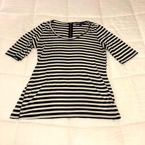 Women’s quarter sleeve striped blouse with zipper in back